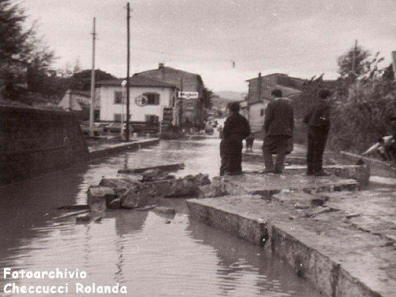 Via Livornese, ponte sul torrente Rimaggio  (4 novembre 1966) | Lastra a Signa
