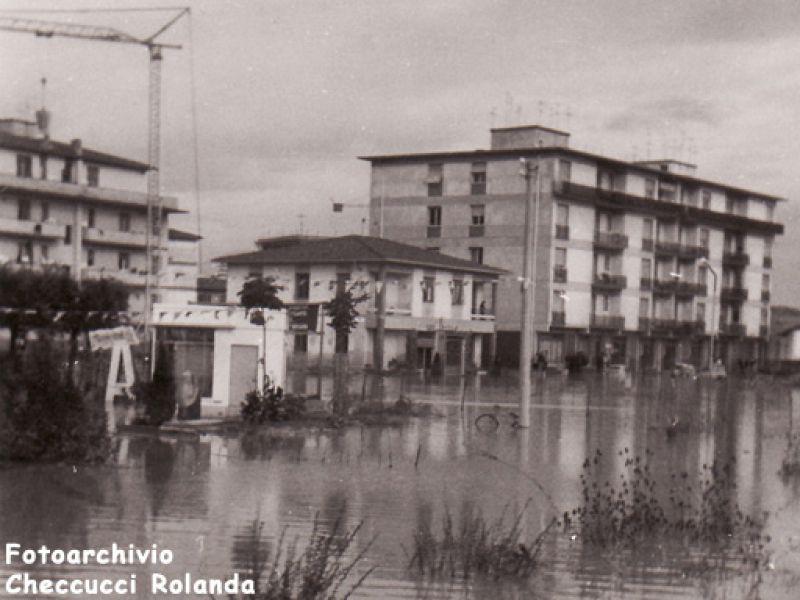Via Livornese, zona Via Cipriani (Odierna 2009 piazza Firenze)  (4 novembre 1966) | Lastra a Signa